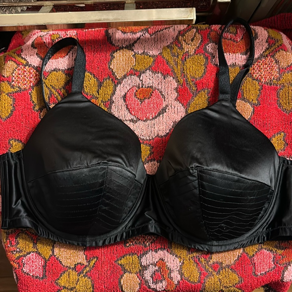 🍁Savage X Fenty Satin Bullet Underwire Bra Size 42D